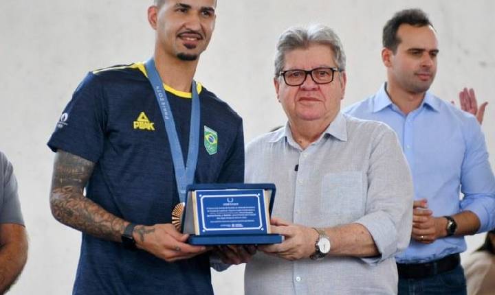 João Azevêdo recepciona medalhista olímpico Netinho e destaca investimentos do Governo da Paraíba no esporte