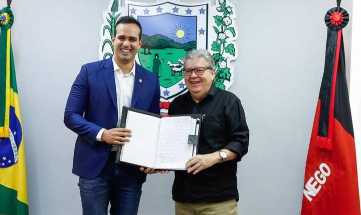 João Azevêdo transmite cargo para vice-governador Lucas Ribeiro