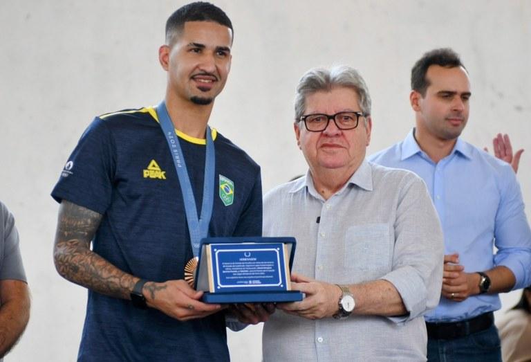 João Azevêdo recepciona medalhista olímpico Netinho e destaca investimentos do Governo da Paraíba no esporte