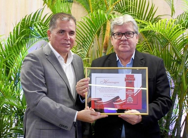 João Azevêdo é homenageado pelos investimentos para impulsionar setor produtivo em João Pessoa